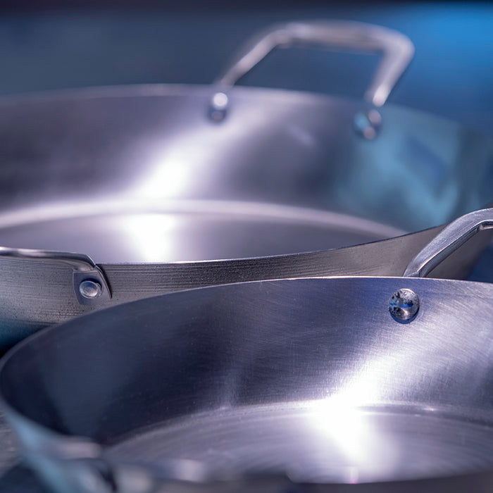 Preparing your paella pan before use.