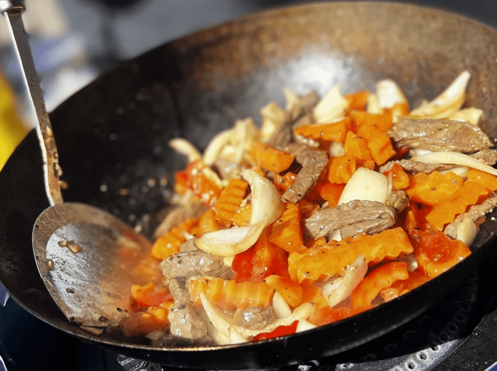 Fried beef with oyster sauce - HOT WOK