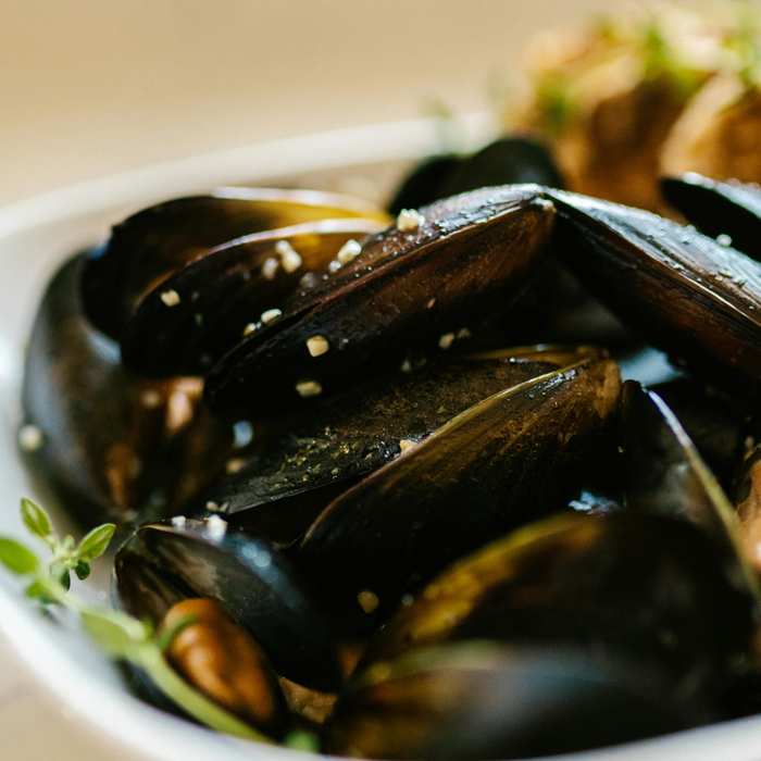 Mussels with herbs and beer on a HOT WOK