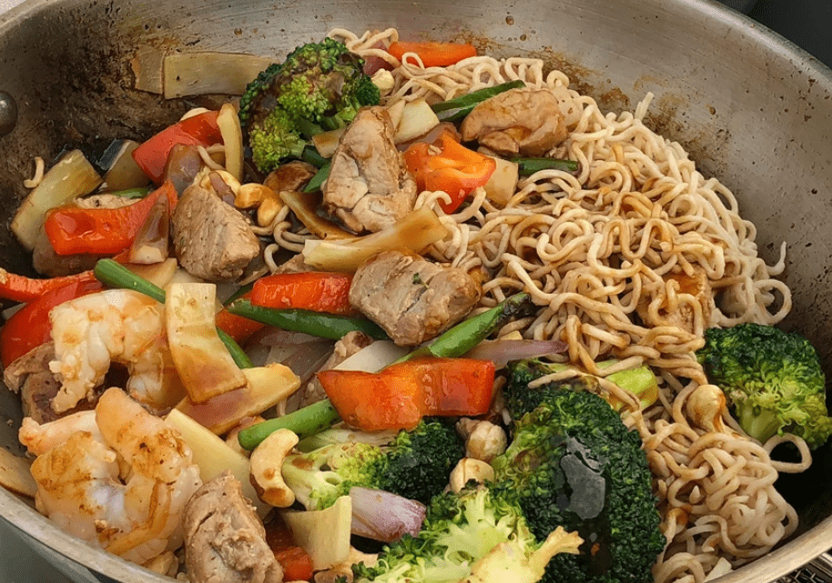 Wok with tiger shrimp - HOT WOK